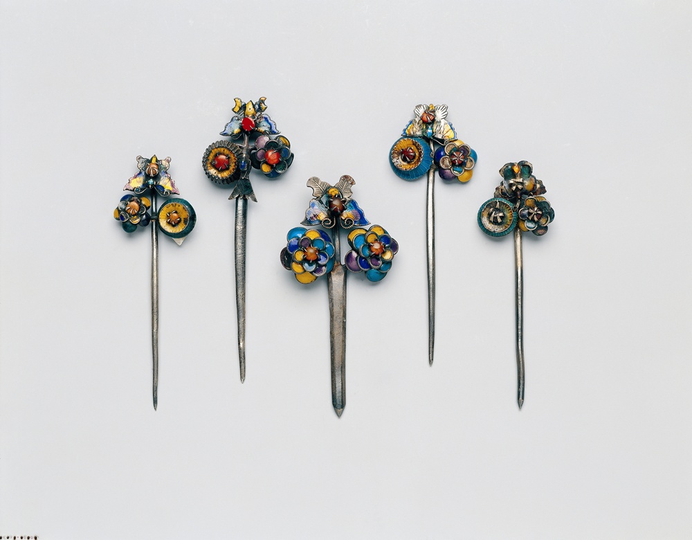 Hairpin with Flower and Butterfly Designs 첨부 이미지