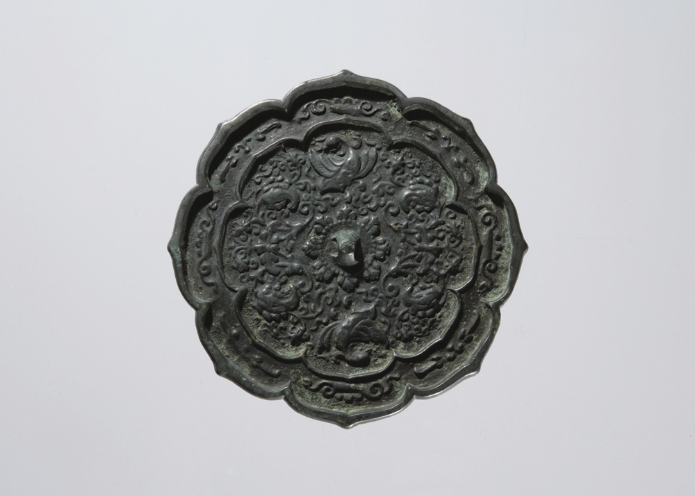 Octagonal Bronze Mirror with Paired Bird Designs  첨부 이미지